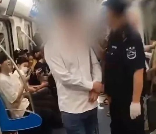 被诬陷地铁偷拍男子穿涉事鞋出庭