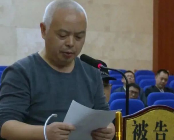 “影帝贪官”将父母骗去捡废品种菜