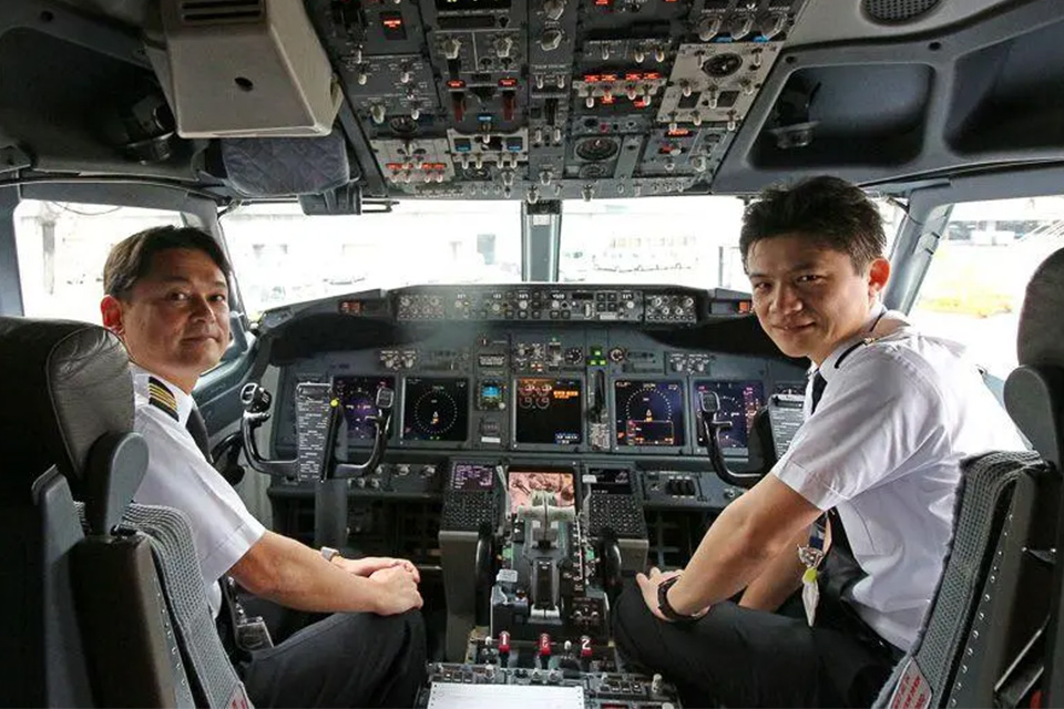 航空机长需要什么学历 想当机长需要考什么大学