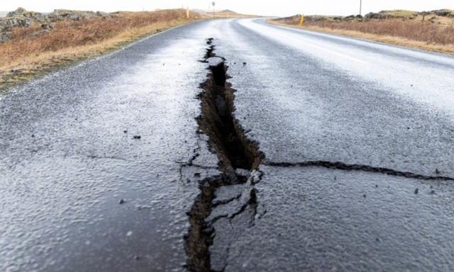 冰岛频繁地震导致大地出现裂痕 24小时内连发1400次地震