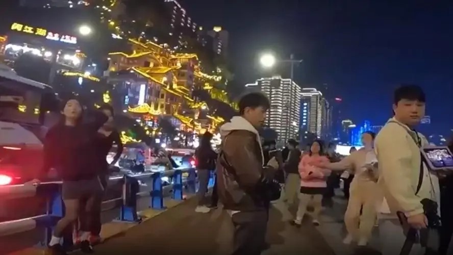 游客在洪崖洞拍照被驱赶是为什么