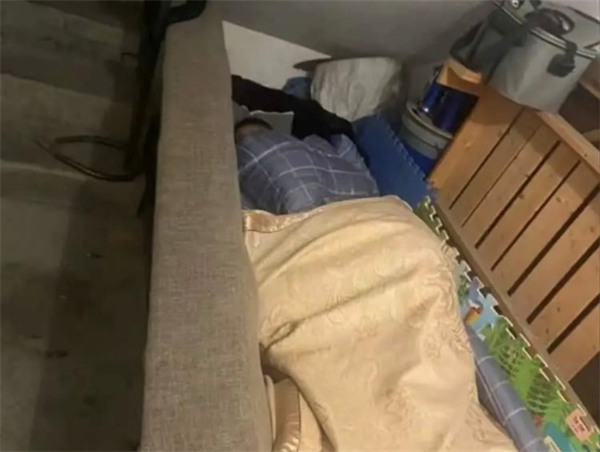 男孩遭到亲爸与后妈虐待睡楼道是真的吗