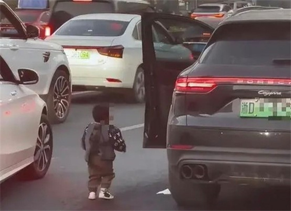 男子疑似将妻儿拖出保时捷