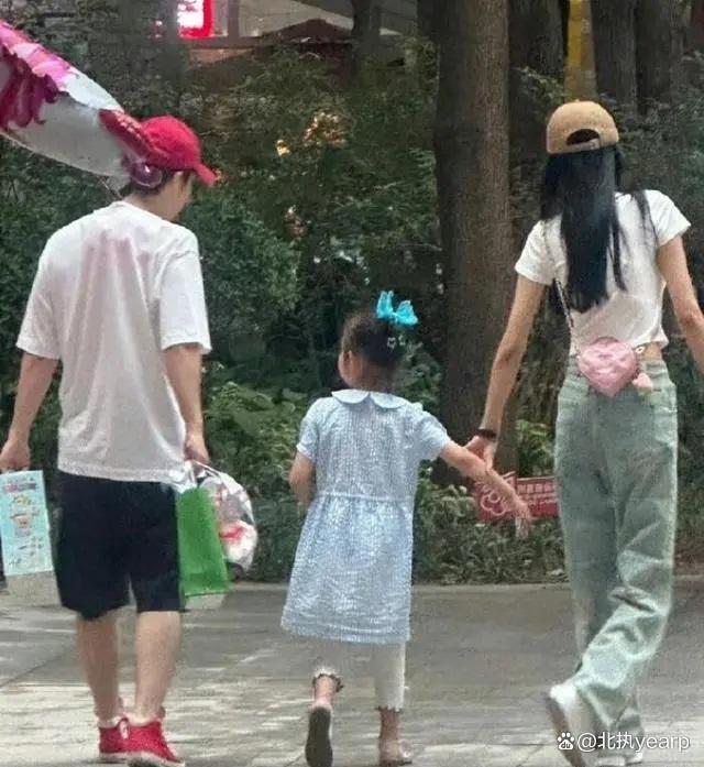 吴倩张雨剑离婚后带女儿游迪士尼首同框 画面温馨被疑复合？