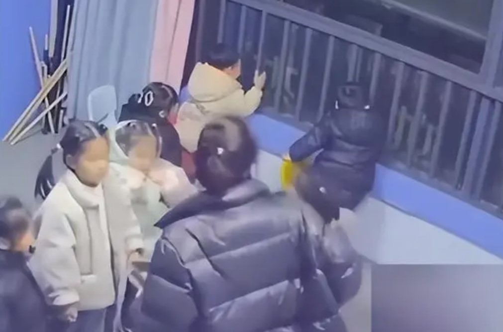 五岁孩子上课发现对面着火