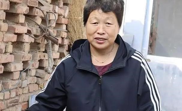 哥嫂去世女子养3名遗孤13年获奖