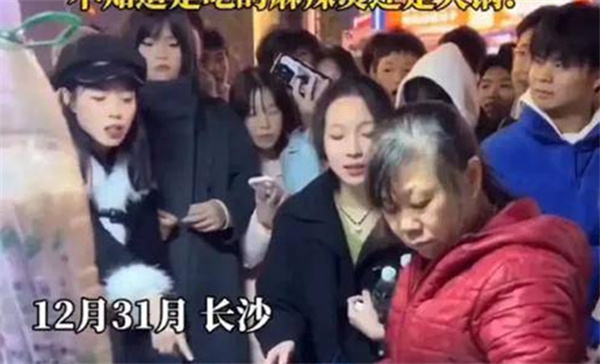 游客在地摊遇天价麻辣烫106元一份