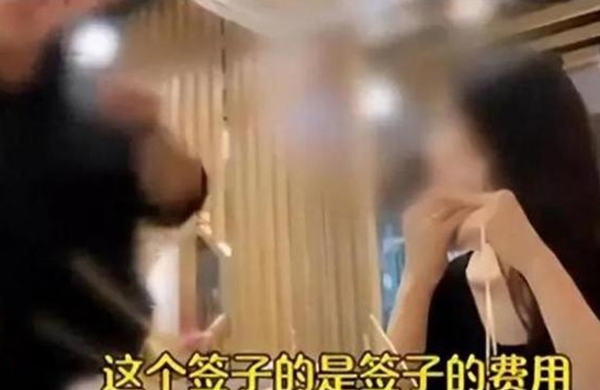 女子吃串串香刚坐下就被收4种费用