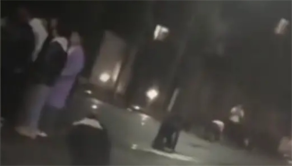 贵阳一马路上夜间有多人爬行