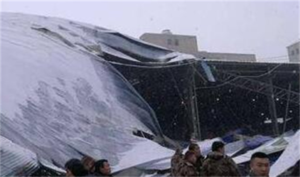 保定一游泳馆被雪压塌