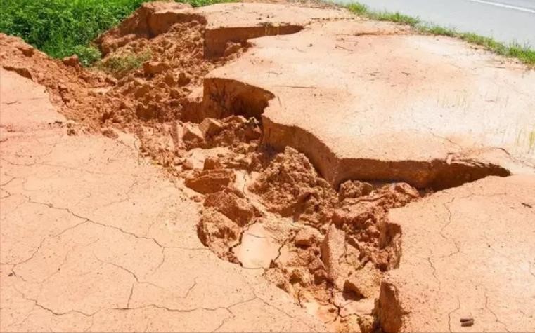 日本强震后局地土壤液化