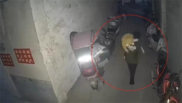 女童被男子强行抱走:系感情纠纷