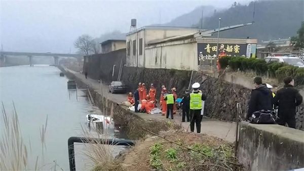 1家4口驾车坠河幸存孩子脑死亡