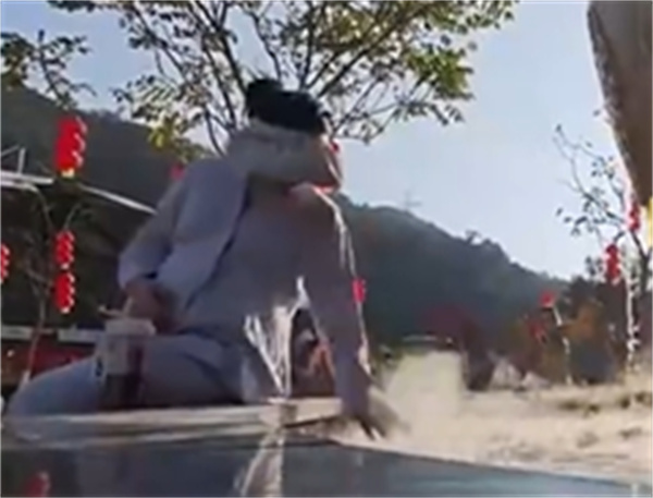 男子带9月孕妻爬山