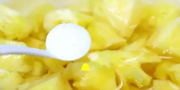 菠萝没吃完怎么保存第二天吃 用盐水浸泡菠萝的原因