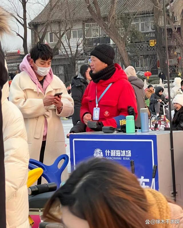 王大陆带女友什刹海滑冰 新女友正面照曝光五官精致脸型圆润