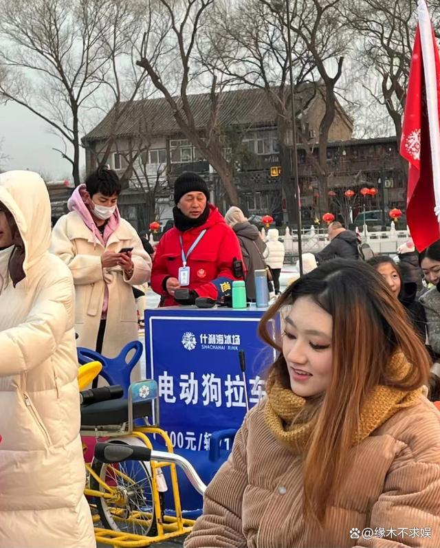 王大陆带女友什刹海滑冰 新女友正面照曝光五官精致脸型圆润