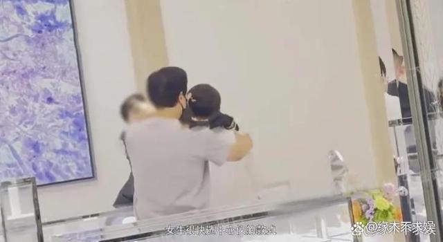 杨采钰新恋情曝光 餐后与男子同回酒店被拍！去年被曝与陈金飞离婚