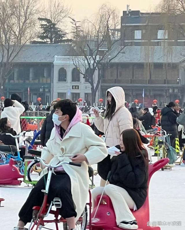 王大陆带女友什刹海滑冰 新女友正面照曝光五官精致脸型圆润