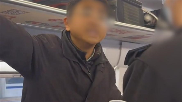 高铁停运男子怒问为何不让下车