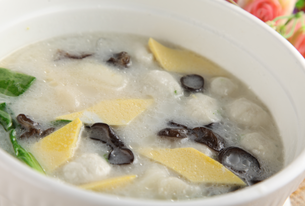 赫哲族特色美食排行榜：赫哲族生鱼片最具代表性，鱼肚包饭上榜