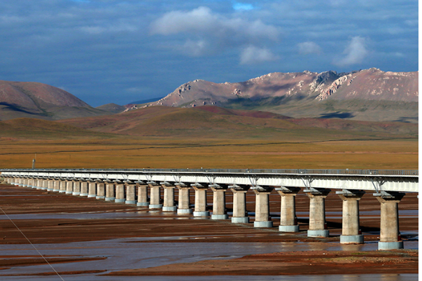世界上最高的公路桥梁：沱沱河桥(桥位海拔4700多米)