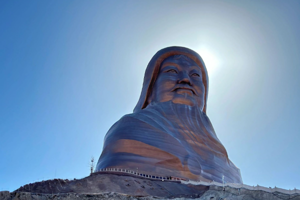 世界上最大的成吉思汗铜像：位于内蒙古乌海(高达88.95米)