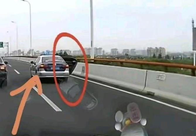 女乘客为什么突然跳车 因被拒高架停车