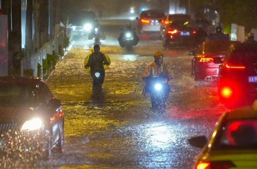 广东中山暴雨车辆被淹积水齐腰深 损失惨重！