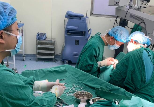 体育生左腿长瘤右腿挨刀!6人被处理 患者康复中