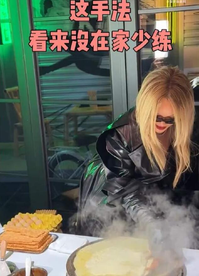 震惊10分钟！蕾哈娜在上海摊煎饼引关注