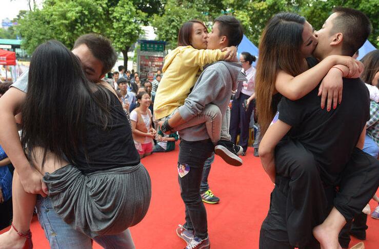 商场办接吻大赛被批不雅观 回应:仅限于情侣参加