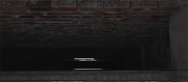 两儿童捉迷藏时从通风口坠落车库致1死1伤