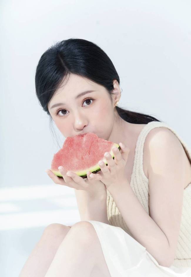 郑合惠子初夏野菊写真释出 穿吊带长裙古灵精怪