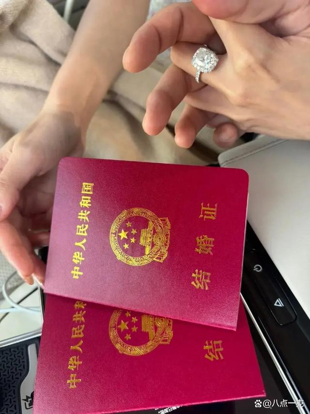 汪小菲晒结婚证发喜糖 70w鸽子蛋钻戒格外醒目