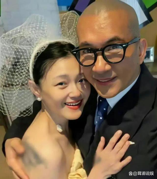 汪小菲晒结婚证发喜糖 70w鸽子蛋钻戒格外醒目