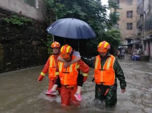 老人被困洪流紧抱路灯被救出_广东梅州洪流中消防员英勇救援：紧抱路灯杆的老人安全脱险