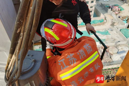 他身绑消防水带从高空救下幼童_代驾司机爬楼 托起被卡幼童