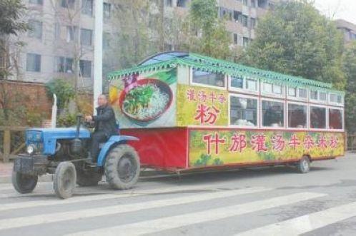 四川惊现最牛餐车 山寨版拖拉机米粉店爆红微博