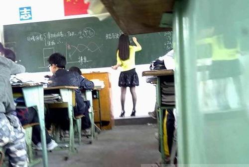 中学禁女教师穿黑丝 校长“防女生效仿男生心乱”