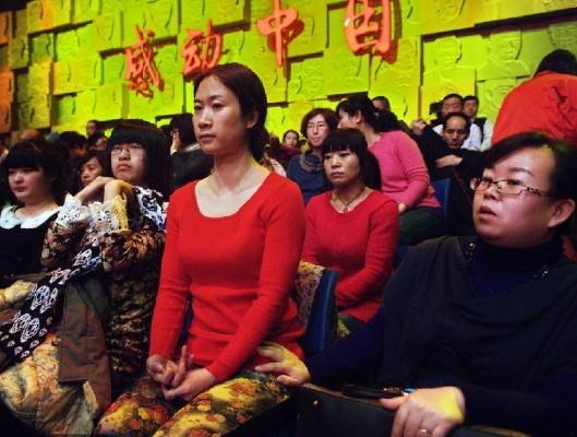 芙蓉姐姐大红衣现身感动中国 遭神秘男摸大腿