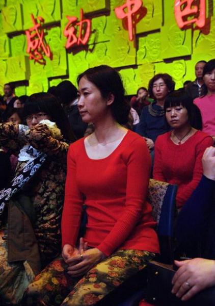 芙蓉姐姐大红衣现身感动中国 遭神秘男摸大腿