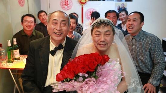 北京两名老年男同性恋在支持者鉴证下高调完婚