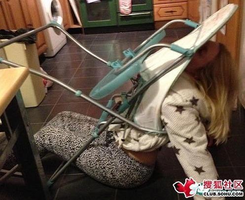 女子醉酒尝试坐进儿童椅 屁股大被卡住难脱身