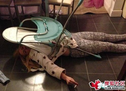 女子醉酒尝试坐进儿童椅 屁股大被卡住难脱身
