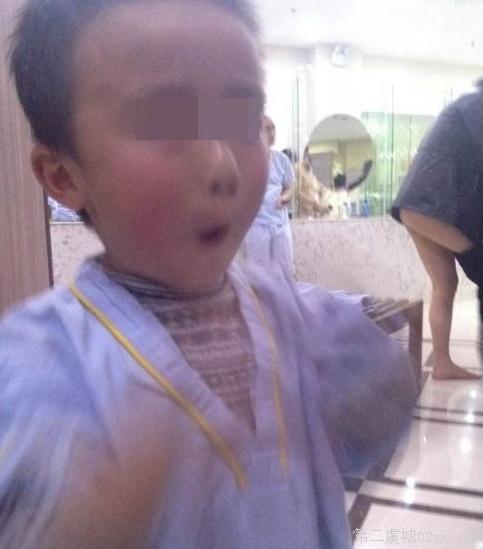 浴室连拍孩童卖萌照 脱裤男子露臀不幸成为背景