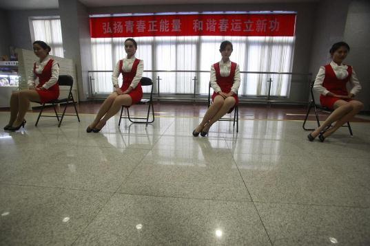 春运美女志愿者露美腿 齐P短裙浓妆艳抹引爆眼球