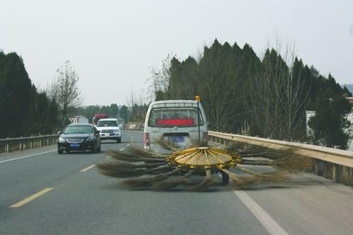 绵阳风火轮清扫车惊呆路人 “马路神器”拯救地球