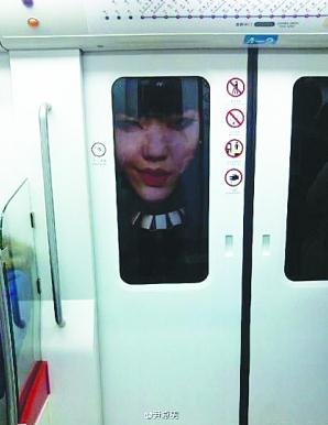 吴莫愁地铁海报惊吓到乘客 表情鬼魅似演鬼片