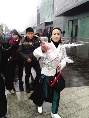 女子撒百元钞票引哄抢 称撒钱别人捡就是快乐